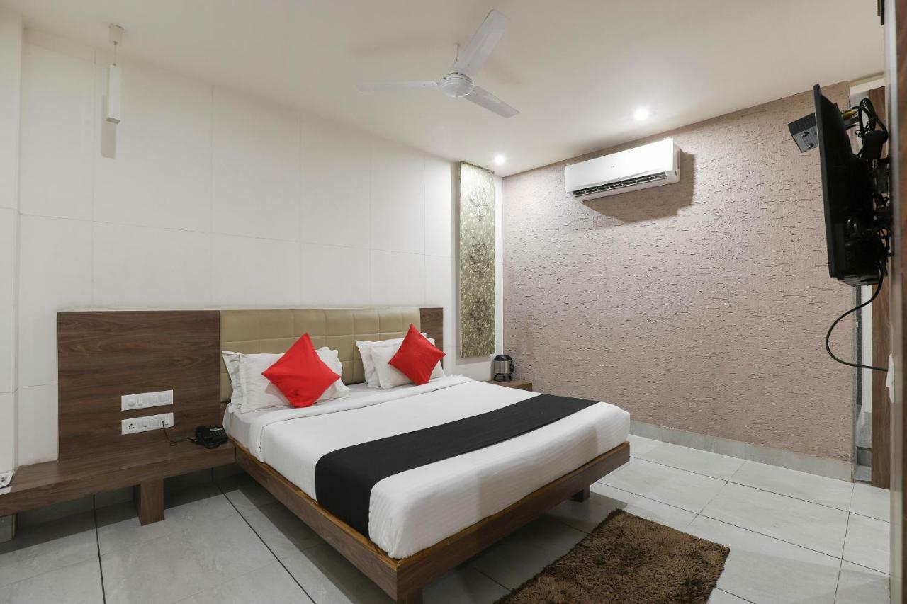 Hotel Apple Residency à Pātan Extérieur photo