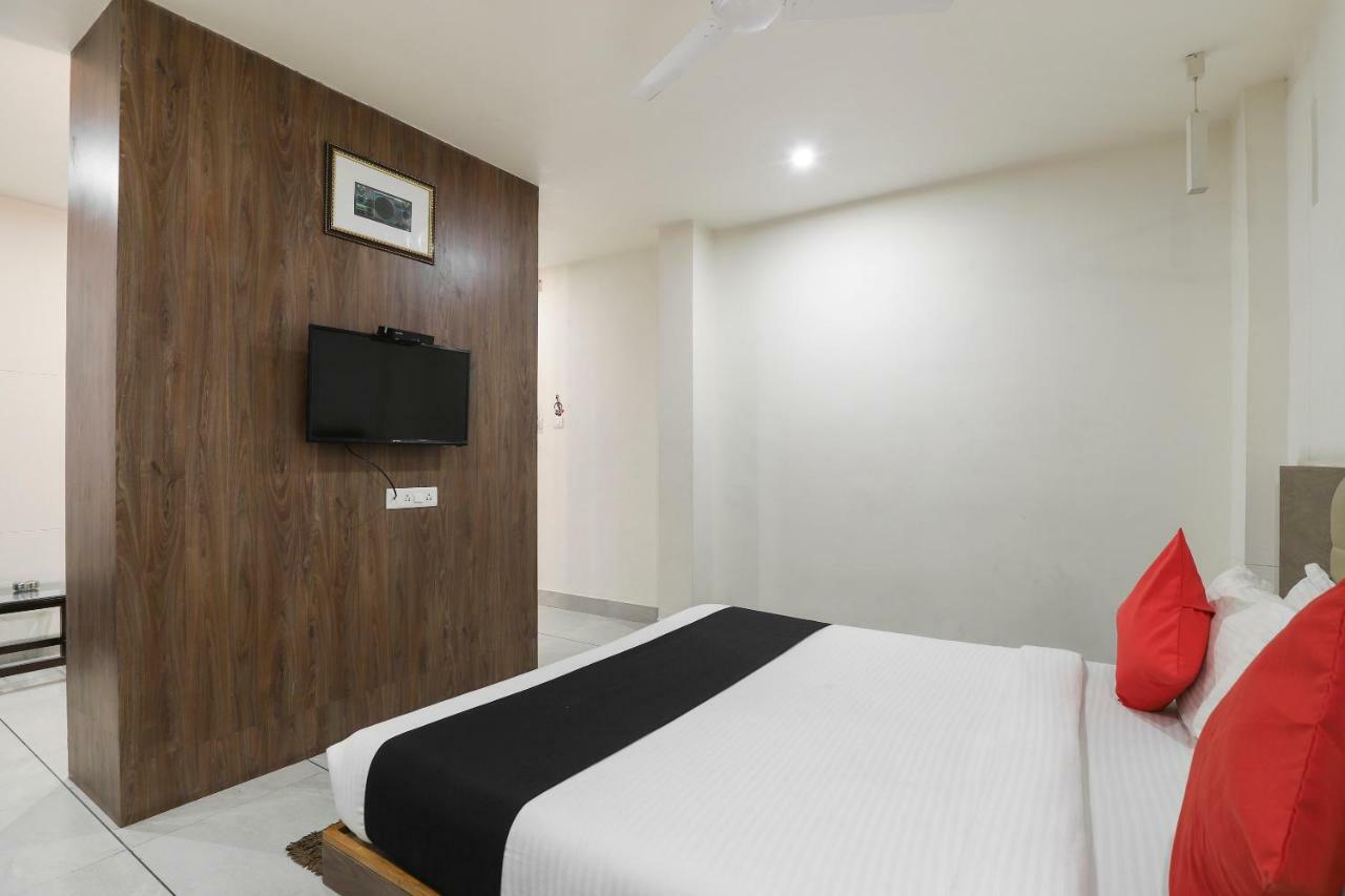 Hotel Apple Residency à Pātan Extérieur photo